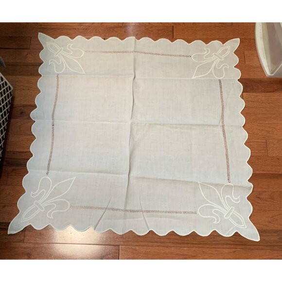 Vintage Linen Tablecloth With Embroidered Fleur-De-Lis Design - Picture 5 of 12